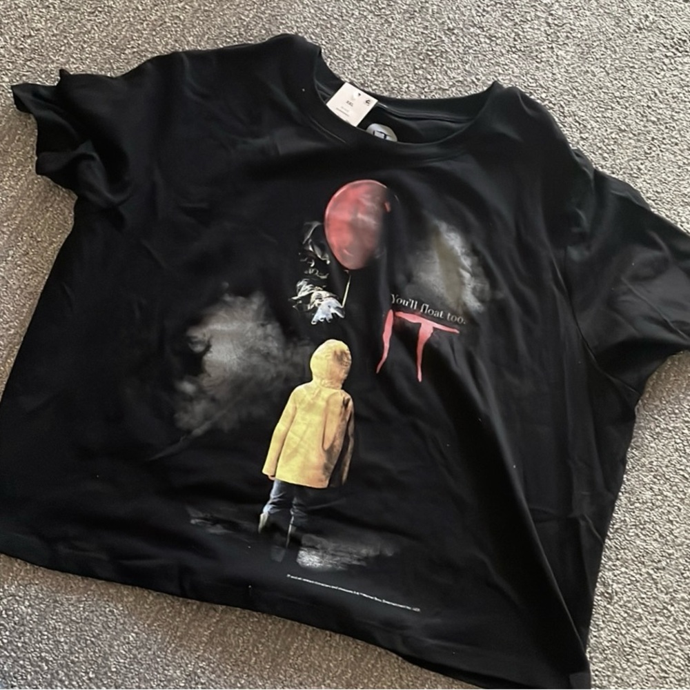 🎈NWT • IT Cropped T-Shirt 🎈